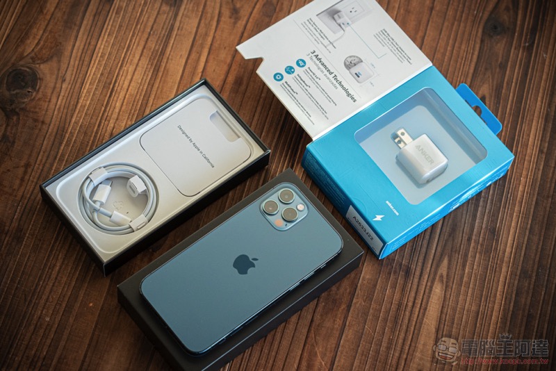 升級 iPhone 12 快充超輕鬆，ANKER 20W「超級豆腐頭」充電器開箱體驗 - 電腦王阿達