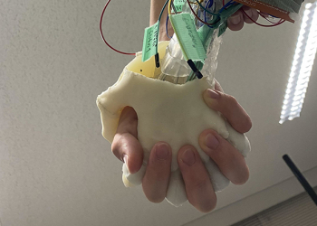 重現跟「女友」牽手散步的感覺，腦洞大開的日本岐阜大學開發出回饋真實手部觸感的「散步女友」手臂 - 電腦王阿達