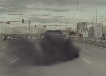 「特」怒症發作之遇到 Tesla 就狂噴黑煙的柴油貨卡（影片）