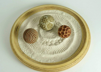 去旁邊玩沙，但玩沙也可以很禪意，甚至能舒壓治癒心靈的沙盤療法