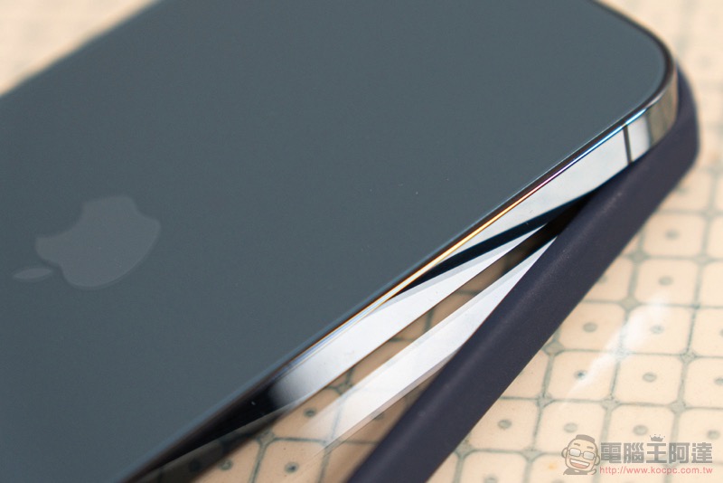 iPhone 12 抗菌、防摔都不妥協！ITSKINS 極限運動保護殼開箱體驗（評價 / 評測 / 動手玩） - 電腦王阿達