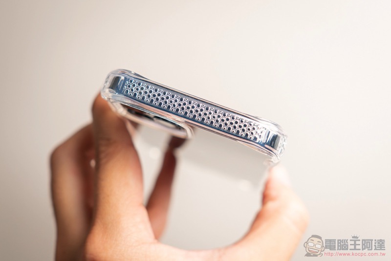 iPhone 12 抗菌、防摔都不妥協！ITSKINS 極限運動保護殼開箱體驗（評價 / 評測 / 動手玩） - 電腦王阿達