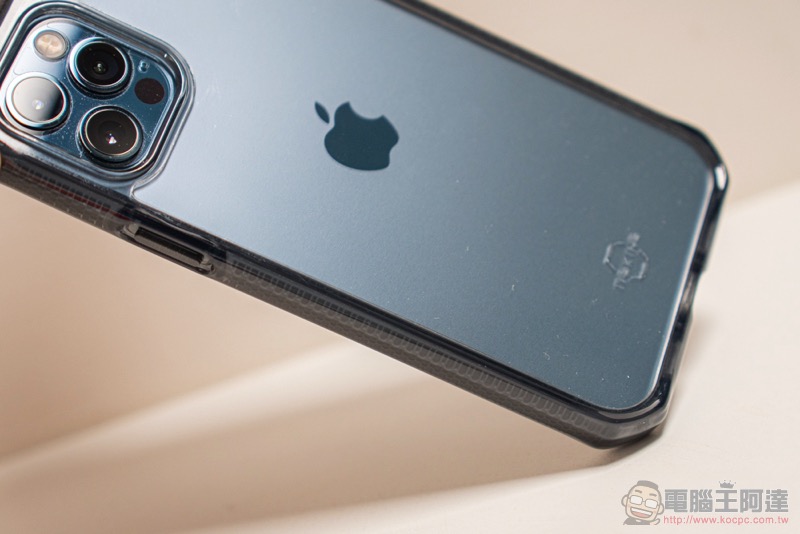 iPhone 12 抗菌、防摔都不妥協！ITSKINS 極限運動保護殼開箱體驗（評價 / 評測 / 動手玩） - 電腦王阿達