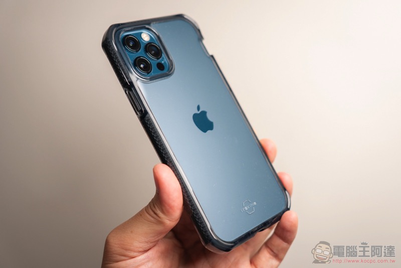 iPhone 12 抗菌、防摔都不妥協！ITSKINS 極限運動保護殼開箱體驗（評價 / 評測 / 動手玩） - 電腦王阿達
