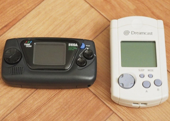 一張 Dreamcast VMU 記憶卡與 SEGA 復刻迷你掌機的合照，瞬間勾起老玩家的敗家魂