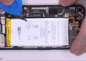 Google Pixel 5 脫光光初拆解，以卡榫強化螢幕固定