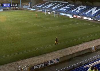 蘇格蘭足球比賽由 AI 控制的攝影機，誤將裁判的光頭當成足球，導致整場焦點都在這顆頭上 - 電腦王阿達