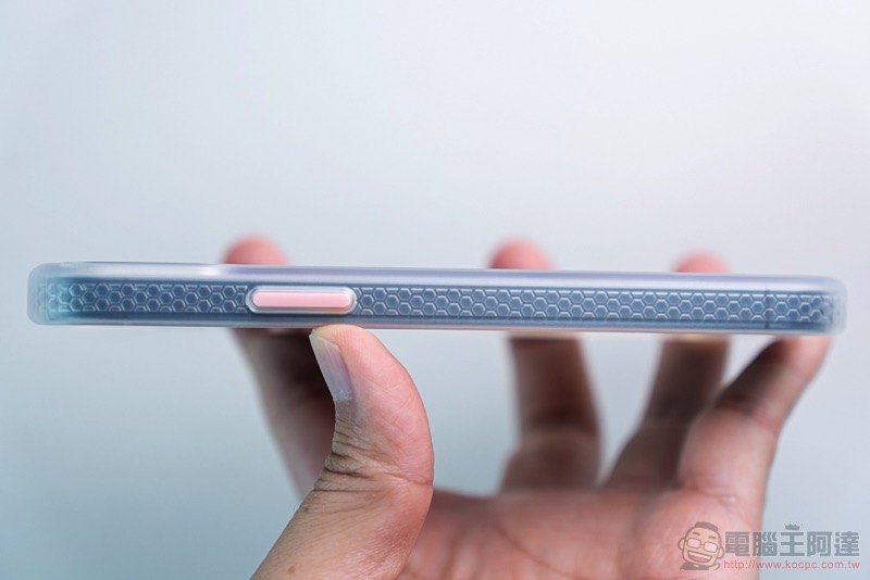 hoda iPhone 12 Pro 晶石防摔保護殼開箱體驗：晶透美型與柔嫩質感的極致之選 - 電腦王阿達