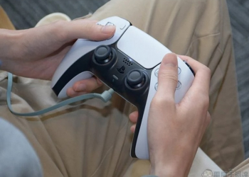 PS5 DualSense 手把的黑色外殼原來也能拆下，未來可能出現相關客製化配件 - 電腦王阿達