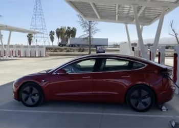 特斯拉全球最大公用超級充電站記錄再次刷新，國外開箱超壯觀！