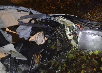 Tesla Model 3「毒駕」高速大撞，電池組分家噴進住宅（但人輕傷還逃了三個路口…）