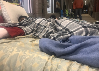 國外超狂玩家為了買到 PS5，直接把床搬到遊戲店家門口排隊 - 電腦王阿達