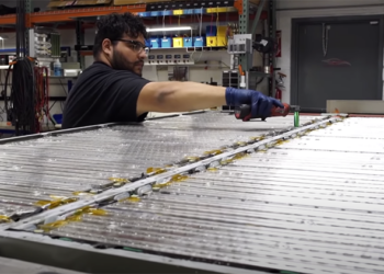 30 萬台幣超低價入手的 Model S「只花」半台車的錢換一顆電池就恢復正常，你要嗎？