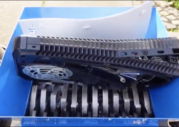 國外 Reddit 網友將 PS5 整台扔進大型粉碎機打成碎片