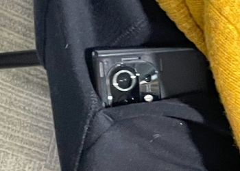 疑似小米11 真機首次亮相，機身外觀於地鐵被捕獲