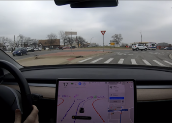勇者實測特斯拉 FSD Beta 闖進高肇事率圓環，也來看看自動駕駛如何完美應付減速塊