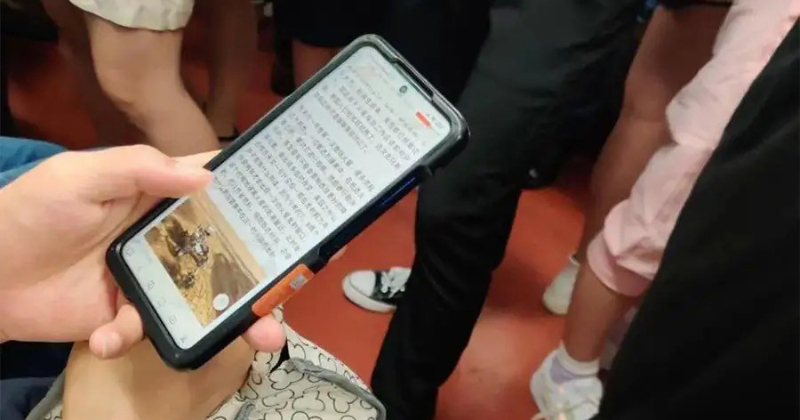 疑似紅米 Redmi K40 Pro 工程機曝光！可能是 Redmi 首款 S888 5G 旗艦手機，這次依然是在地鐵車廂被拍到