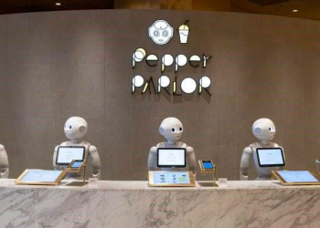 日本機器人服務餐廳 Pepper PARLOR，那讓你完全無法不在意的視線