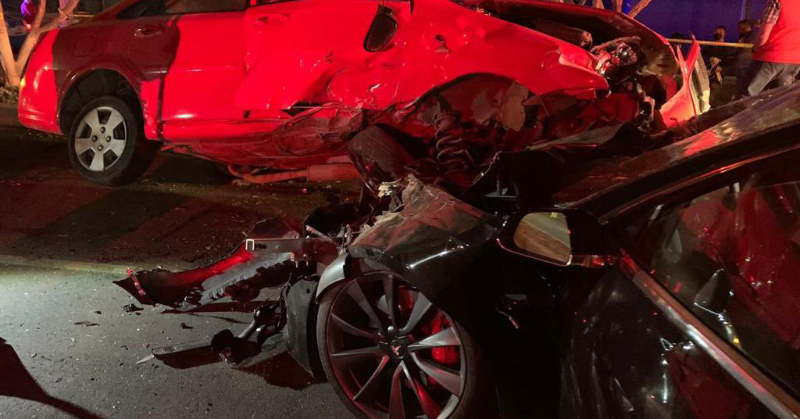 國外發生特斯拉 Model 3 慘遭酒駕車輛迎面撞上事故，所幸成功保住駕駛性命