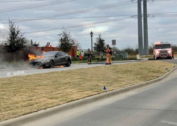 國外發生 Tesla Model S 行駛中無預警爆炸起火意外，所幸無人傷亡 - 電腦王阿達