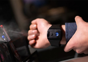 國外集資 SprayCare 消毒手環，要接觸的東西都能噴一下