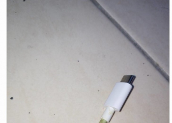 為何手機的充電線出現綠綠的?