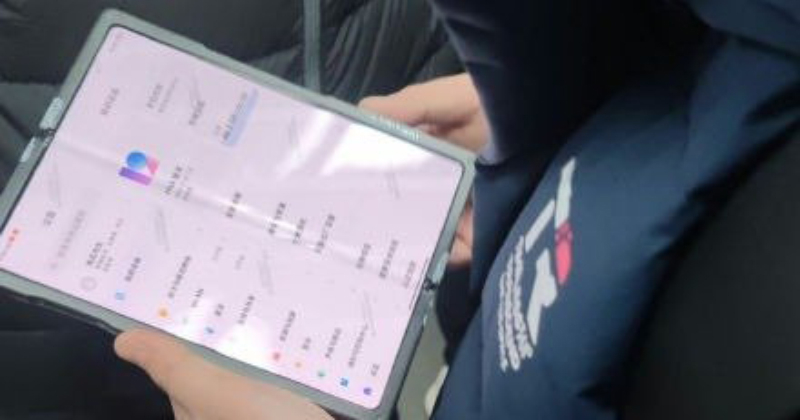 小米摺疊螢幕手機工程機曝光！再次於地鐵車廂被捕獲，只是螢幕摺痕有點顯眼