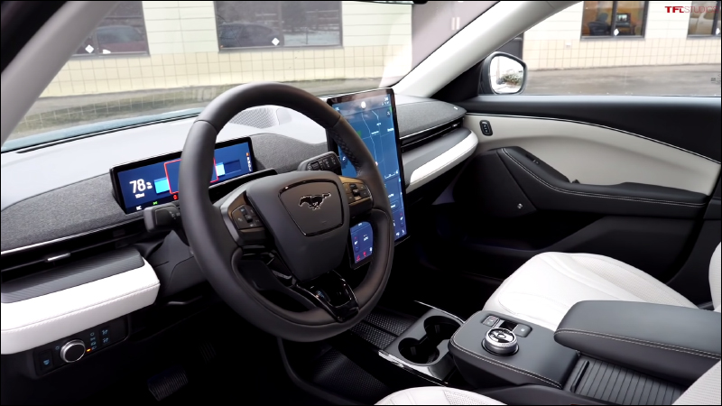 外國 YouTube 頻道評價福特純電野馬 Mustang Mach-E vs. 特斯拉 Model Y ，兩者有哪些差異？ - 電腦王阿達