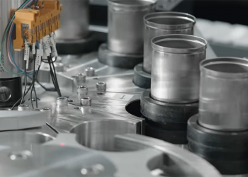 借鑑食品、飲料等產業 Tesla 電池生產影片大公開，看了覺得莫名療癒…