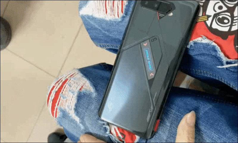 ROG Phone 5 真機動圖曝光！機身背面加入 ROG Vision 功能副螢幕，可顯示遊戲、充電、來電通知等訊息