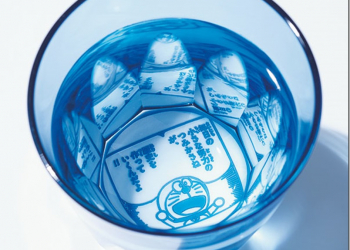 傳統與經典結合！精工玻璃店推「哆啦A夢」酒杯　飲盡可看到經典名言 - 電腦王阿達