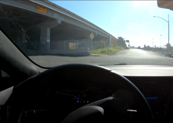 全自動駕駛 FSD vs 極限道路測試，特斯拉 Tesla 似乎有點緊張 - 電腦王阿達