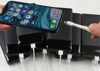 一次 10 台行動電源同時充電 iPhone 12 Pro Max 會比較快嗎？國外 YouTuber 還真的實測了 - 電腦王阿達