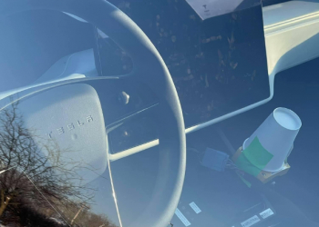 特斯拉全新改款 Model S 實車曝光！但未配備 Yoke 平把方向盤，而是新版圓形方向盤