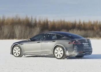 特斯拉秀了一段 Model S Plaid 冬季測試影片，亮點竟是用了一般方向盤（？）