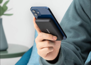 Anker 率先為 iPhone 12 系列推出「磁吸無線充電行動電源」，外出充電更方便