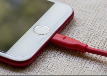 充電中的iPhone疑似燃燒釀2死　死者親友狀告蘋果求償1.44億元 - 電腦王阿達