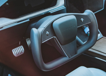 特斯拉配備全新 Yoke 平把方向盤的 TESLA Model S 實車首度曝光！小細節和官方仍與圖片有些不同