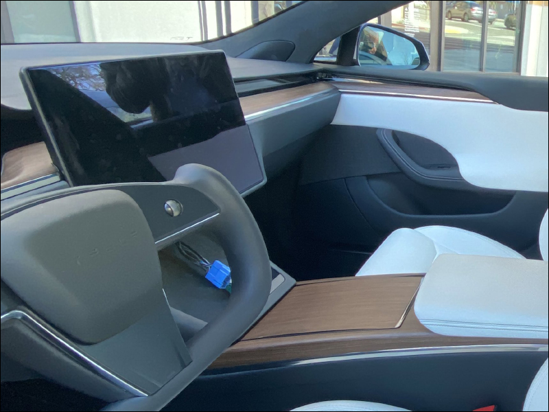 特斯拉配備全新 Yoke 平把方向盤的 TESLA Model S 實車首度曝光！小細節和官方仍與圖片有些不同 - 電腦王阿達