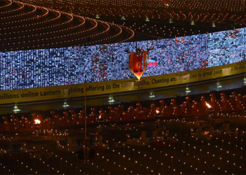 泰國萬佛節數位轉型，20萬人利用280公尺大螢幕共襄盛舉