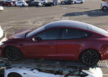 大批新款 Model S Plaid 現身廠區，難不成真能準時交車？