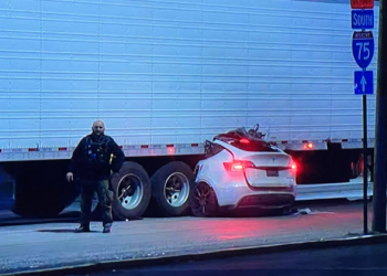 特斯拉 Model Y 於美國底特律發生嚴重事故，整車撞入聯結車底下，駕駛與乘客送醫搶救中