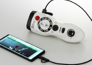 20 年來製作防災用手搖充電式電筒的公司竟在新產品上移除手搖發電功能，理由與智慧型手機有關