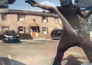 Tesla Model 3 遇持槍笨賊搶劫，找不到門把竟將車轟了個洞