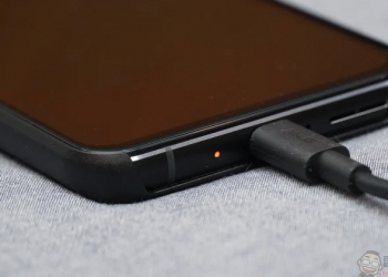 手機充電時，該先插手機還是先插電源？