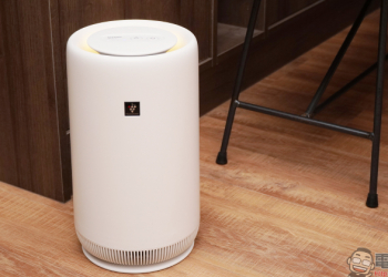 Baby SHARP 最主動的空氣清淨機 FU-NC01 開箱動手玩，小巧尺寸適合擺放家中任意場所、內建夜燈模式、清潔超簡單