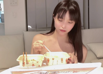 繼脫衣吃餃子 日本寫真偶像小泉かな感謝影片進一步脫衣吃香蕉