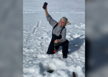 iPhone 11 Pro 不慎掉入結冰的湖泊中「潛水 30 天」，撈起後仍然倖存且功能一切正常