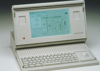 有人搬出珍藏的 Macintosh Portable 與 M1 MacBook Air 擺在一起感受 30 年來的進化