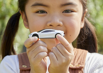 火柴盒小汽車版 Tesla Roadster，應該會是許多人這輩子最接近電動超跑的一刻